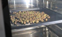 素材から加工することを大切にしています。写真はロースト中のピスタチオ。