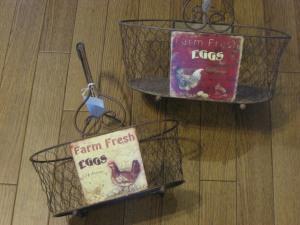 多目的に使えるアイアンとワイヤーのバスケットです。