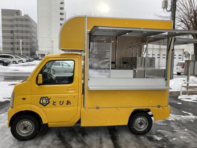 「Beer Car とびあ」の車両 （営業窓を開いた状態）