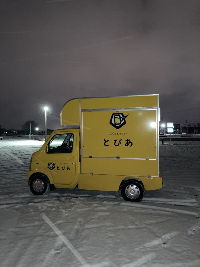 「Beer Car とびあ」の車両 （営業窓を閉じた状態）