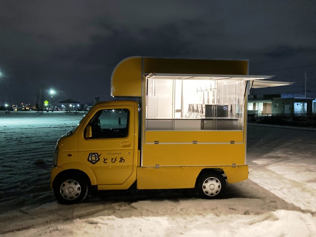 「Beer Car とびあ」の車両 （営業窓を開いた状態）