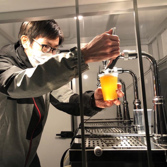 樽生ビールをサーバーにてお注ぎします!