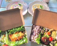 チキン丼ボックス750円・ケーキ付き1,100円／週替わりランチボックス750円・ケーキ付き1,100円