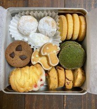 年越しクッキー缶のご予約承り中です。
12月29日受け取り分、26日締め切りです。