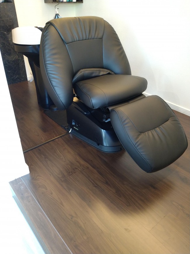 最高のリラクゼーションを提供できるスパシャンプーベッドでヘッドスパが出来ます！
柔らかなヘッドピローとフルフラットのベッドで、まさに「夢心地」の時間をお客さまに過ごしていただけます。