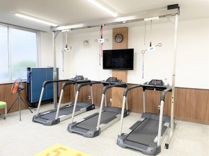 最新マシンのクラウド・ウォークで安全な歩行トレーニング！