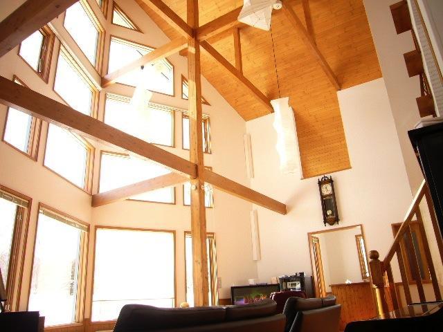 高い吹き抜けのリビング
