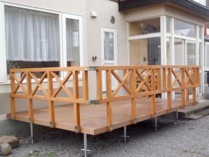 ウッドデッキは、洗濯物を干したり焼肉したり実用的に使える!