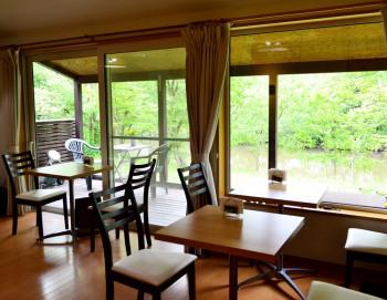 池のほとりCafe HANA